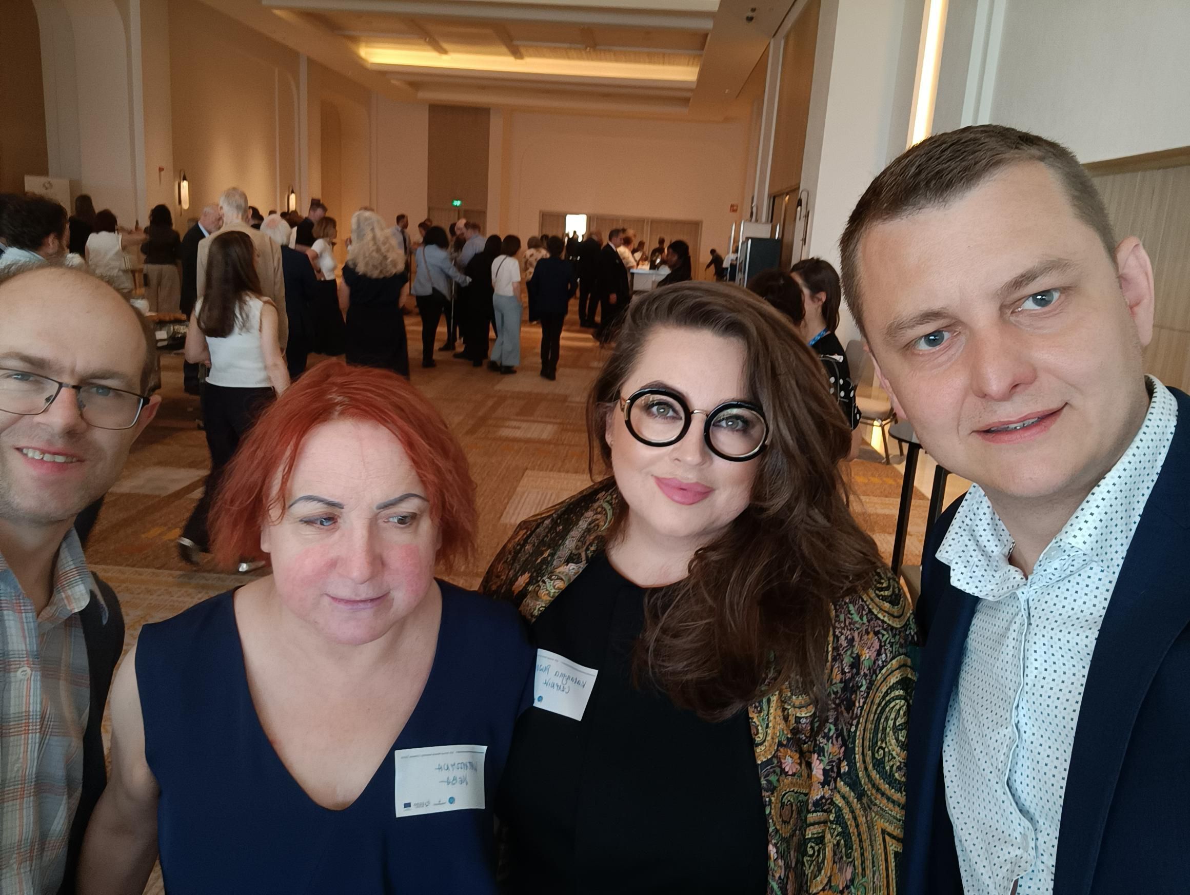 Wspólne zdjęcie na hotelowym korytarzu polskich delegatów. Od lewej: Krzysztof Kurowski, Katarzyna Heba, Katarzyna Pawłowska-Czapnik, Błażej Borawski